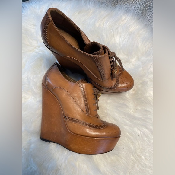 Platform Gucci high heels size 7, it goes smaller, so it like size 6 - Picture 2 of 3